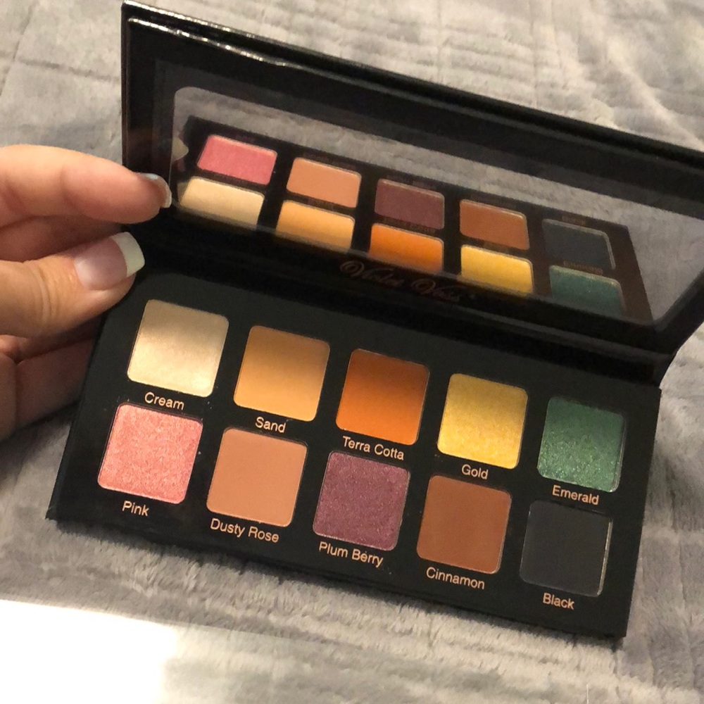 Violet Voss “essentials” eyeshadow palette